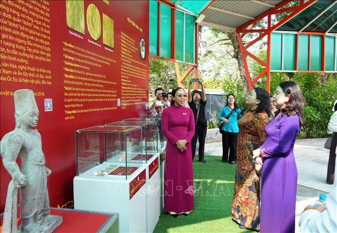 Phó chủ tịch nước Võ Thị Ánh Xuân dự Ngày hội Văn hóa các dân tộc tỉnh Vĩnh Long